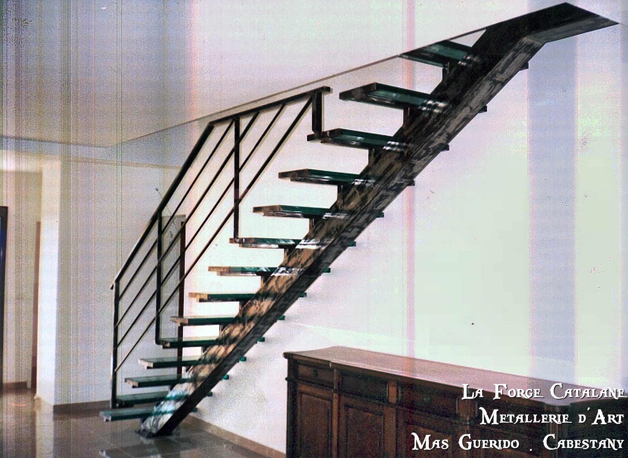 escalier fer limon central marches verres forge catalane.jpg